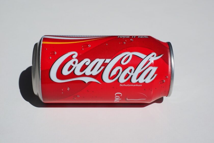Lattina rossa di Coca-Cola su sfondo bianco, simbolo di notorietà e forza del brand