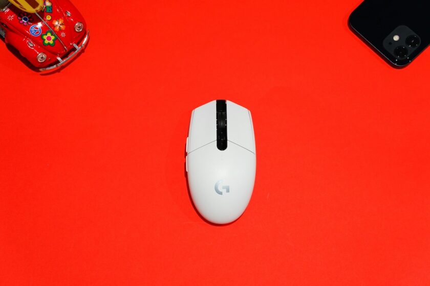 Mouse bianco su tavolo chiaro, simbolo del clic nel marketing digitale