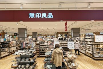 Scaffali di un supermercato con esposizioni e materiali promozionali