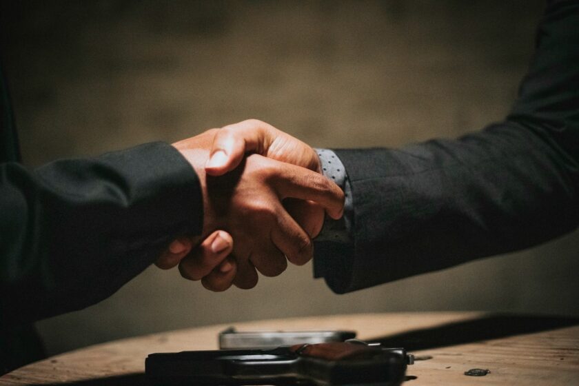 Due manager che si stringono la mano a rappresentare una partnership strategica