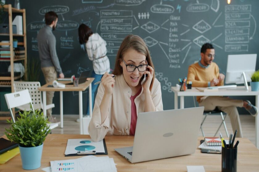 Team di lavoro che collabora online analizzando grafici di guadagno digitale.