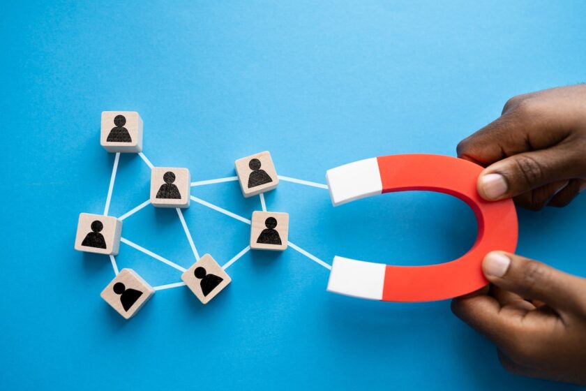 Concetto grafico di customer retention con elementi digitali e relazione con il cliente