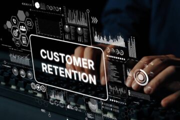 Cliente che interagisce digitalmente con un brand su laptop e smartphone