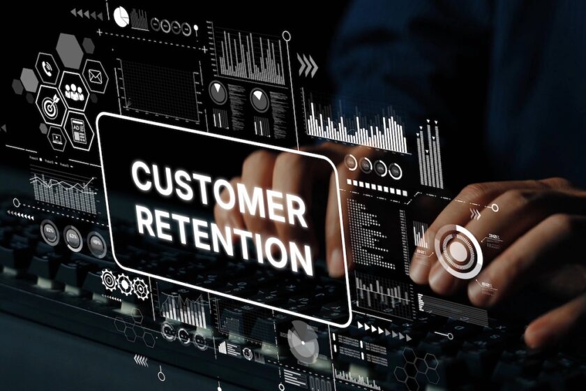 Cliente che interagisce digitalmente con un brand su laptop e smartphone