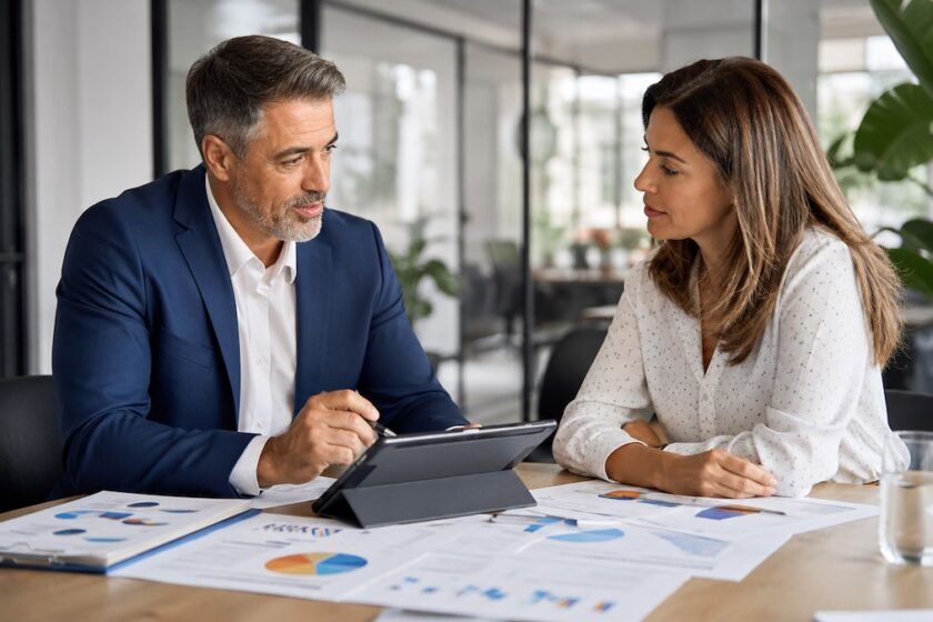 Consulente e imprenditore discutono documenti per l’apertura di un’attività in franchising