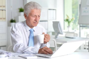 Lavoratore maturo valuta di lasciare il lavoro e pagare i contributi volontari