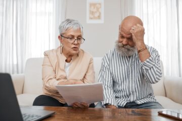 Coppia consulta documenti e requisiti per calcolare l’età pensionabile nel 2026