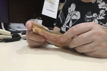 Monete in euro scambiate con banconote allo sportello di una banca